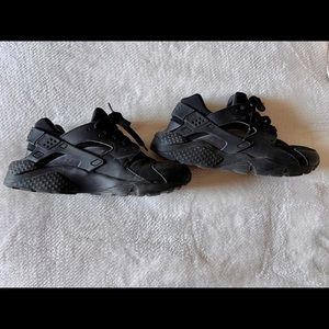 Nike Black Huaraches
